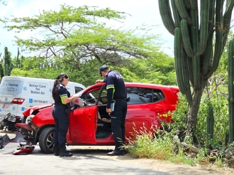 Chauffeur herida ora di dal cu auto den troncon di mata